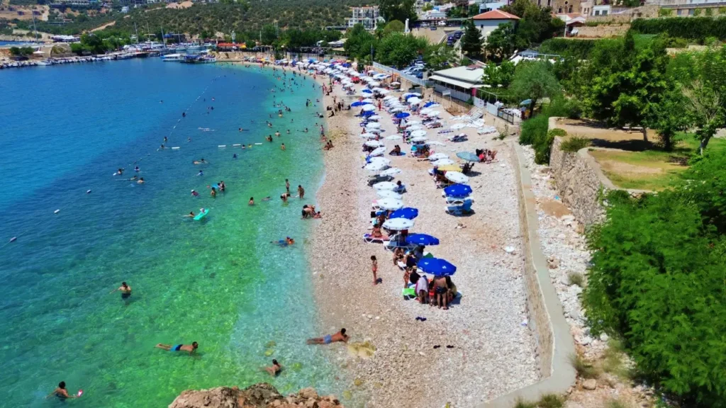 Kalkan Belediye Plajı ve Muar Kafe kalkan
